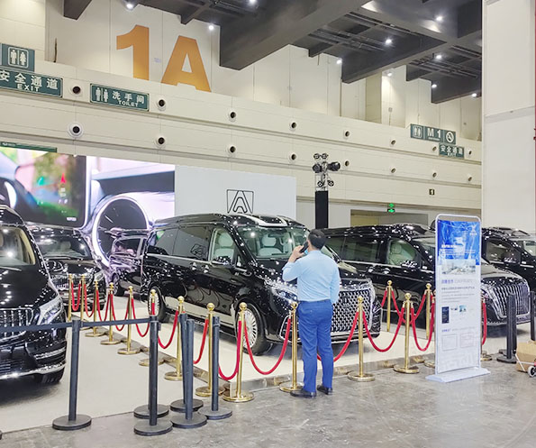 鄭州濮陽(yáng)車展地臺(tái)禮賓柱隔離帶租賃公司協(xié)助尚格車展盛裝啟幕